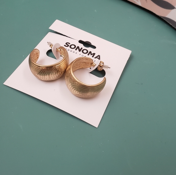 Sonoma, NWT, Gold tone, 3/4 thick hoop, aztec swirl, pierced earrings - Picture 7 of 11